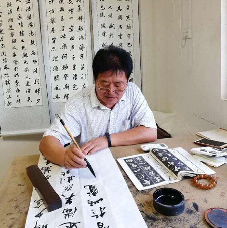刘联合老师书法创作中